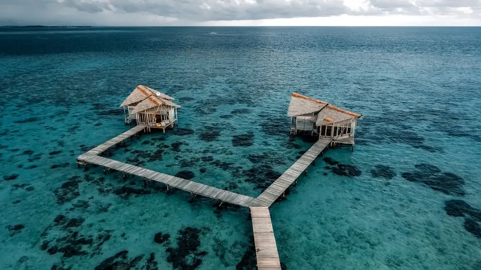 Homestay warga di Pulau Maratua dengan latar laut biru jernih